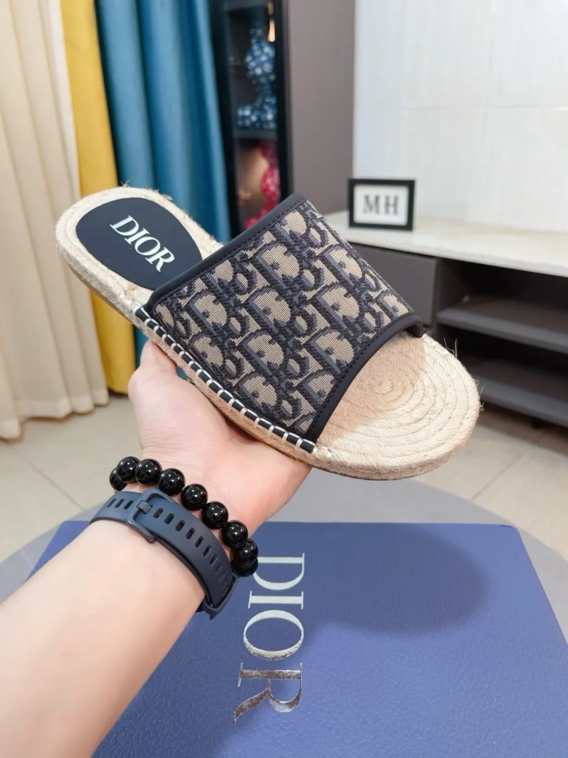 Men's men's shoes💰320🌸🌸High-end version. DIOR💁Men's slippers, high-end and upscale [strong][strong], compare quality at counters. The upper is hand-drawn, a combination of native hemp and raw rubber sole [strong][strong], breathable and non-slip outsole [rose][rose], breathable and comfortable lambskin lining, density 100% comfortable [gift][gift], original wear-resistant code number 38-44. Can be customized 45-46-47